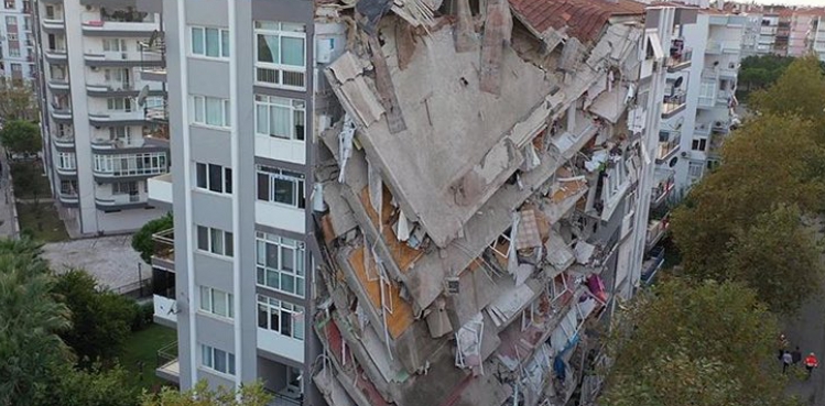 Depremde bir kısmı yıkılan Karagül Apartmanı yıkıldı