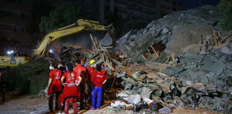 İzmir'de enkazdan 3 cansız beden daha çıkarıldı