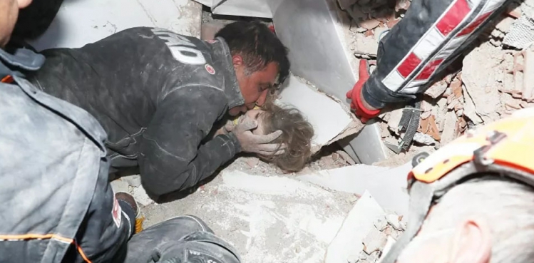 3 yaşındaki Ayda 91 saat sonra enkazdan sağ olarak çıkarıldı