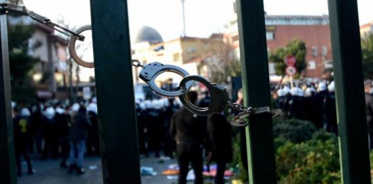 Boğaziçi Üniversitesi'nin kapısına takılan kelepçeyle ilgili inceleme başlatıldı