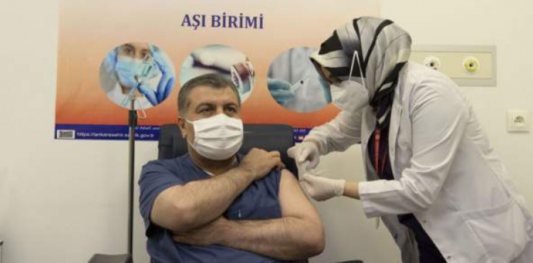 Bakan Koca canlı yayında aşı oldu!