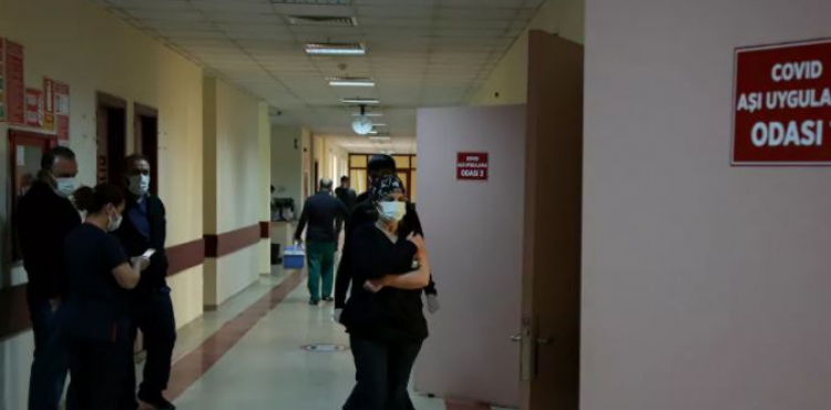 Sağlık çalışanlarına getirilen izin kısıtlaması kaldırıldı