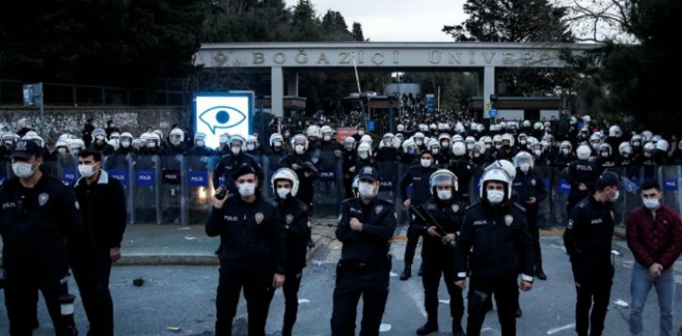 Boğaziçi Üniversitesi'nde kampüse polis girdi: Çok sayıda gözaltı var