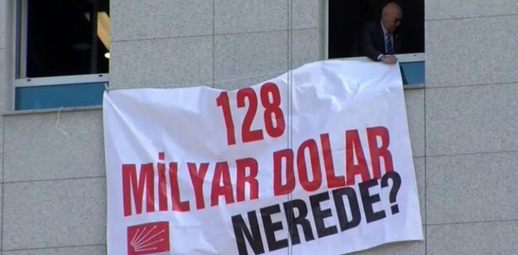 CHP'li Tanal, Meclis'e '128 milyar dolar nerede?' pankartı astı