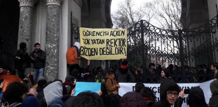Öğrenci coplayan polis görevden uzaklaştırıldı