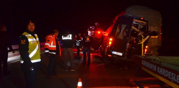 Tiyatro oyuncularını taşıyan minibüs kaza yaptı: Üç ölü, sekiz yaralı